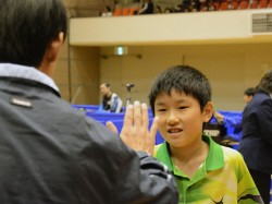 勝利を決め晴れ晴れとした表情の張本選手